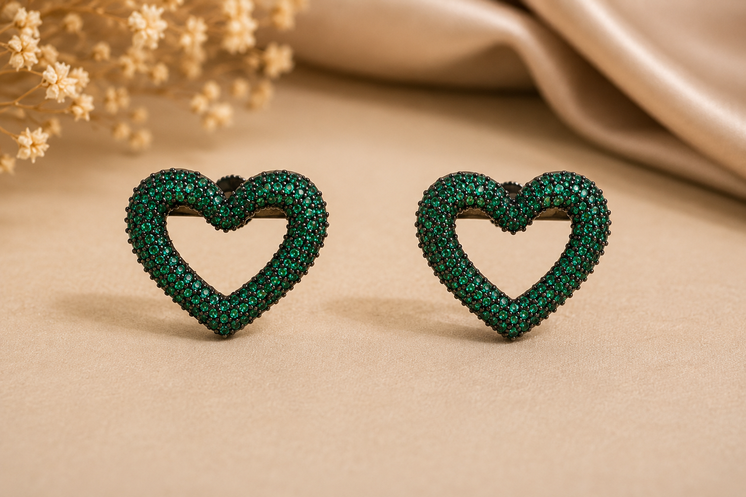 Emerald Éclat Heart Studs
